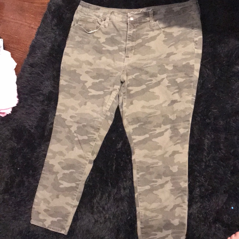 Universal Thread Camp Crop Jeans